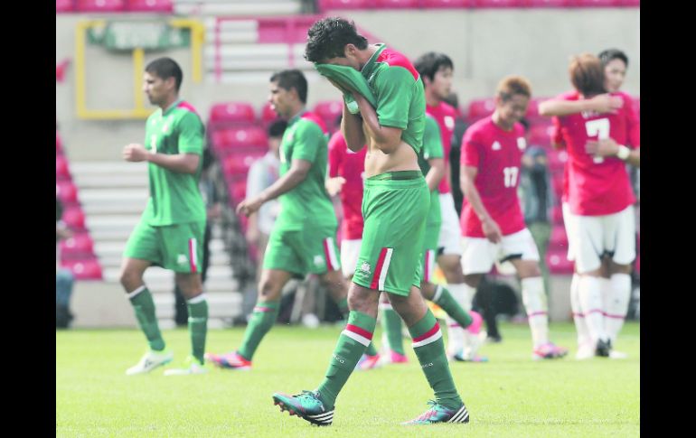 Lamento. El defensa Diego Reyes, triste, se cubre el rostro tras el silbatazo final. EFE  /