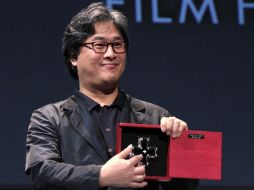 El cineasta surcoreano Park Chan-wook recibe el reconocimiento La cruz de plata. EFE  /