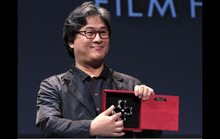 El cineasta surcoreano Park Chan-wook recibe el reconocimiento La cruz de plata. EFE  /