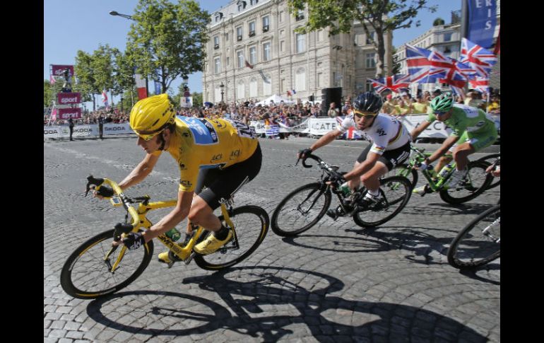 Wiggins recorrió los Campos Eliseos como el mejor del Tour, detrás de él están Cavendish (ganador de etapa) y Peter Sagan. AP  /