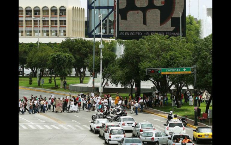 El contingente, de alrededor de mil personas, salió del monumento a los Niños Héroes y culminó en la Glorieta La Normal. ARCHIVO  /