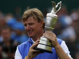 Els muestra su trofeo en el club de golf Royal Lytham and St. Annes. REUTERS  /