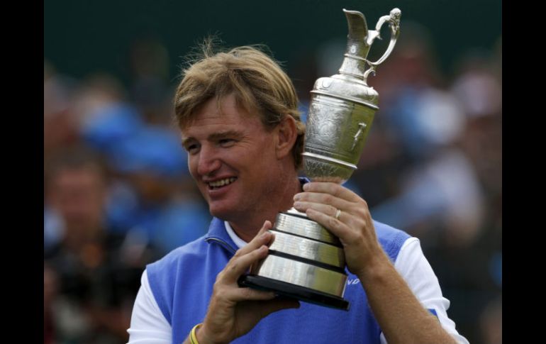 Els muestra su trofeo en el club de golf Royal Lytham and St. Annes. REUTERS  /