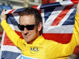 Bradley Wiggins celebra su primer Tour con una bandera de la Gran Bretaña. REUTERS  /