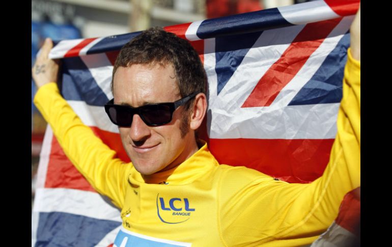 Bradley Wiggins celebra su primer Tour con una bandera de la Gran Bretaña. REUTERS  /