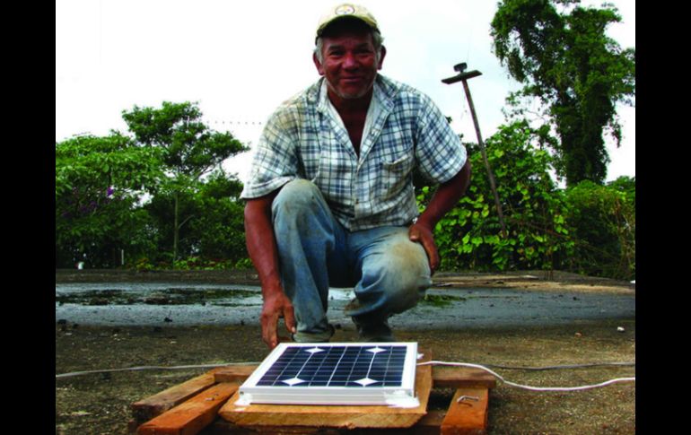 El equipo fotovoltaico se llama Prometeo y consta de un panel solar, batería, dos lámparas de LEDs. ESPECIAL ID  /