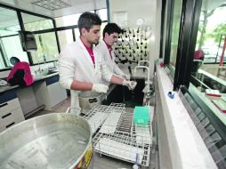 INFRAESTRUCTURA. La UAG cuenta con laboratorios bien equipados para el mejor aprendizaje de sus estudiantes.  /