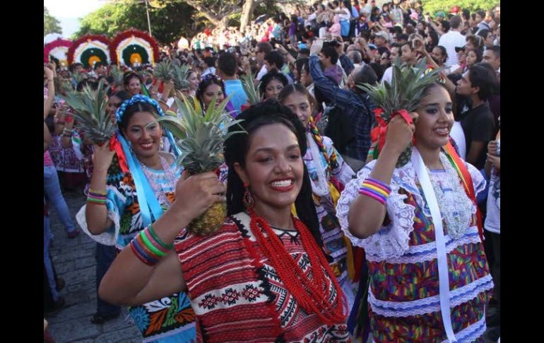 Las Chinas Oaxaqueñas de los Valles Centrales desfilan para dar por iniciadas las celebraciones. NOTIMEX  /