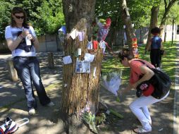 Los admiradores de la artista han acudido a su casa en Londres a dejar flores. AP  /