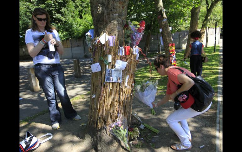 Los admiradores de la artista han acudido a su casa en Londres a dejar flores. AP  /