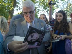 El padre de la cantante, Mitch Winehouse, firma autógrafos para los fans. AP  /