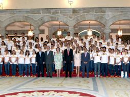 Juan Carlos y doña Sofía (c), junto a los Príncipes del Asturias (d), con los 137 españoles que participará en los Olímpicos. EFE  /