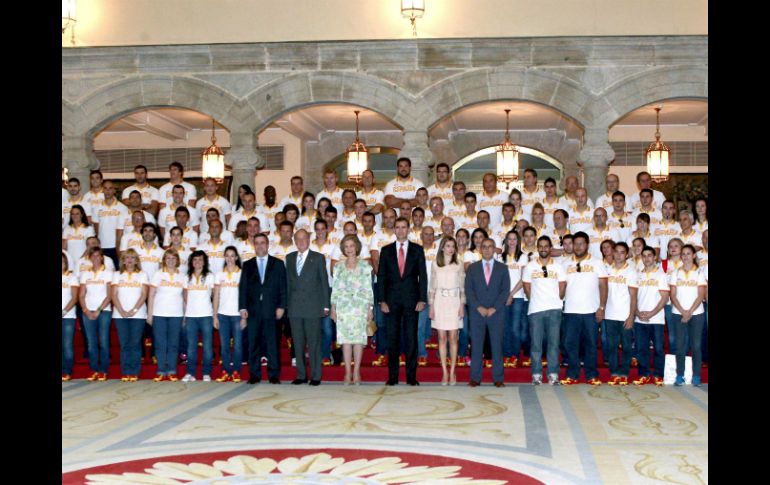 Juan Carlos y doña Sofía (c), junto a los Príncipes del Asturias (d), con los 137 españoles que participará en los Olímpicos. EFE  /