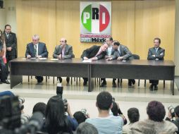 Juntos. Pedro Joaquín Coldwell (centro) escucha a sus compañeros de partido durante la conferencia de prensa. EFE  /