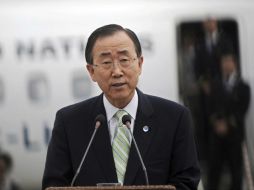 Ban Ki-Moon responde a los medios de comunicación a su llegada al aeropuerto de Pristina, Kosovo. EFE  /