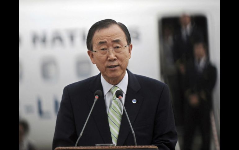 Ban Ki-Moon responde a los medios de comunicación a su llegada al aeropuerto de Pristina, Kosovo. EFE  /