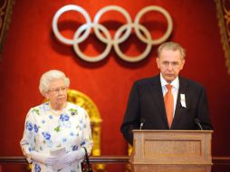 El presidente del COI, Jacques Rogge, junto a la Reina Isabel II en el Palacio de Buckingham. AP  /