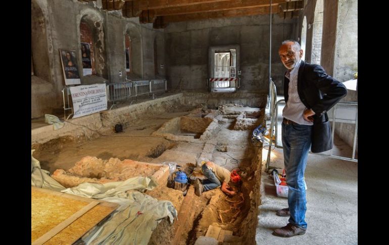 El arqueólogo Silvano Vincenti supervisa el trabajo de extracción de lo que podría ser el esqueleto de la Gioconda. AFP  /