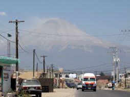 La nubosidad en la zona apenas ha permitido observar una pluma persistente y gruesa de vapor de agua. ARCHIVO  /