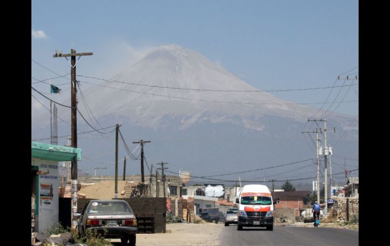 La nubosidad en la zona apenas ha permitido observar una pluma persistente y gruesa de vapor de agua. ARCHIVO  /