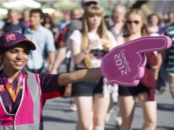 Una voluntaria dirige a los espectadores al ensayo de la ceremonia. EFE  /