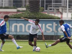 Sudcoreanos que visitaron el entrenamiento mexicano, pusieron atención en el peligro de Giovani Dos Santos (al centro). ARCHIVO  /