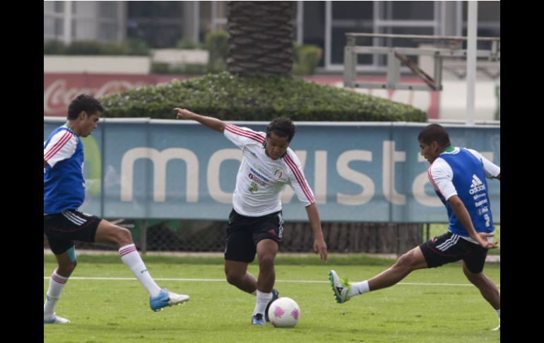 Sudcoreanos que visitaron el entrenamiento mexicano, pusieron atención en el peligro de Giovani Dos Santos (al centro). ARCHIVO  /