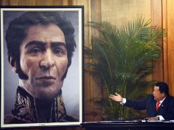 El presidente venezolano Hugo Chávez, develando el verdadero rostro de Simón Bolívar. AFP  /