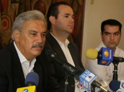 Alberto Cárdenas (izq) durante rueda de prensa realizada en hotel ubicado en el Centro Histórico de Guadalajara.  /