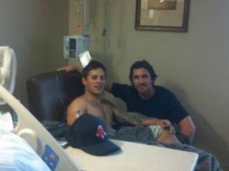 El protagonista de Batman, Christian Bale con uno de los heridos. IMAGEN TOMADA DE TWITTER @7Marshall  /