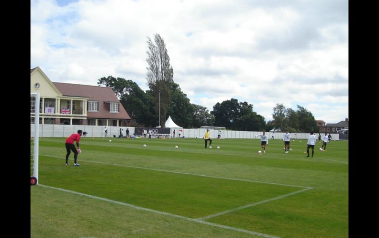 Luis Fernando Tena trabajó con plantel completo en Newcastle para preparar su debut en Londres. ARCHIVO  /