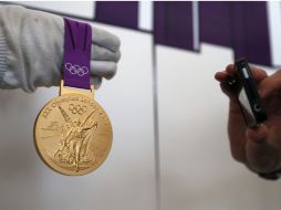 Imagen de la medalla de oro que se entregará en estos Juegos Olímpicos. AP  /