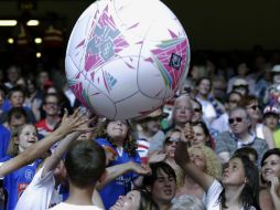 Los aficionados en Cardiff celebra la llegada del deporte olímpico. AP  /