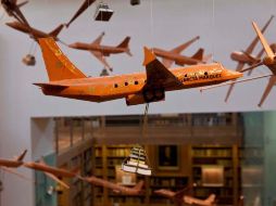 Betsabeé Romero hizo una pieza de pequeños aviones que cargan libros, en honor a José Luis Martínez, cuyos libros compró Conaculta. AP  /