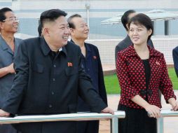 Líder norcoreano Kim Jong-Un (2 izq) y su esposa,  Ri Sol-ju, durante visita a al pueblo Rungna en Pyongyang. EFE  /