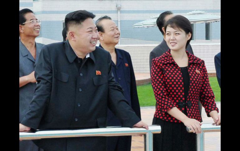 Líder norcoreano Kim Jong-Un (2 izq) y su esposa,  Ri Sol-ju, durante visita a al pueblo Rungna en Pyongyang. EFE  /