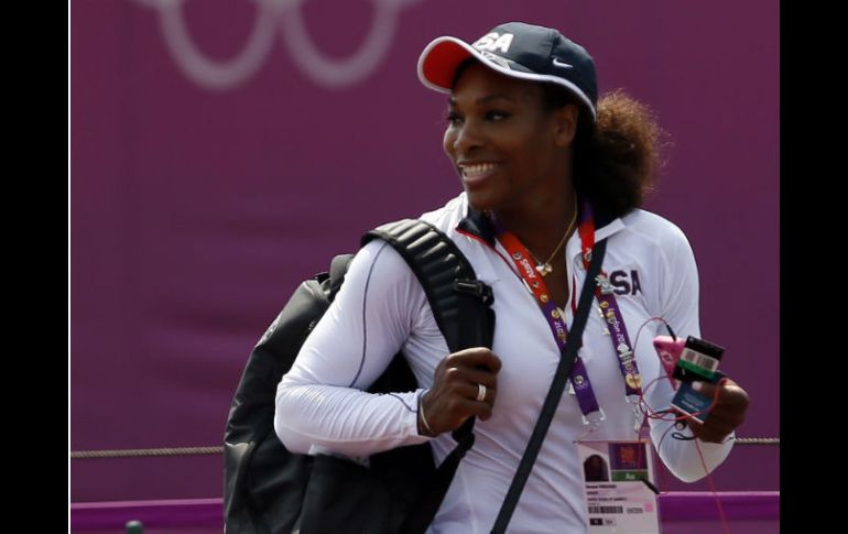 Serena sonríe en las sesiones de entrenamiento en Londres. REUTERS  /