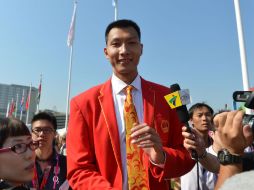 Yi Jianlian posa en la Villa Olímpica. AFP  /