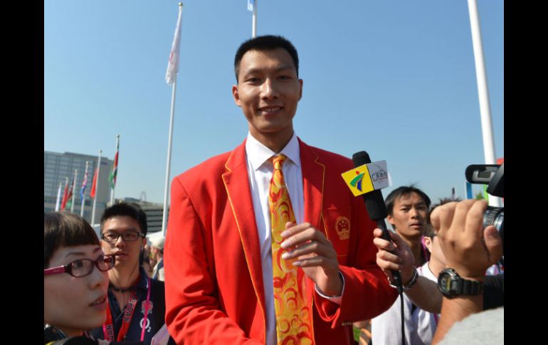 Yi Jianlian posa en la Villa Olímpica. AFP  /