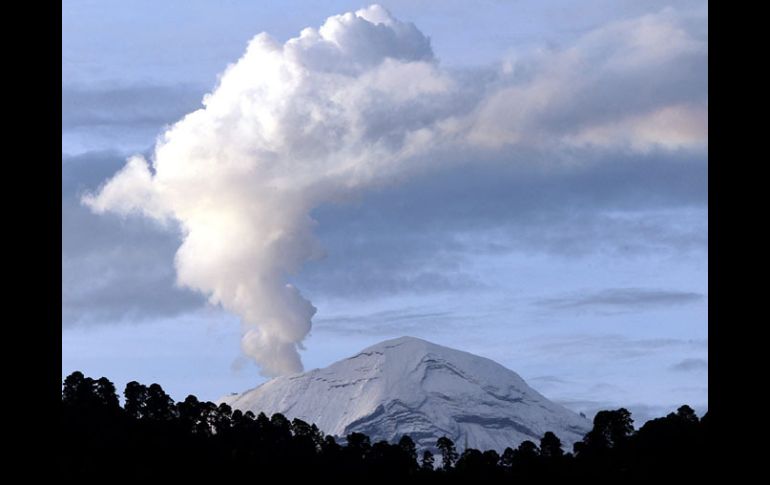 El Popocatépetl continúa con su actividad y registra constantes exhalaciones de vapor. NOTIMEX  /