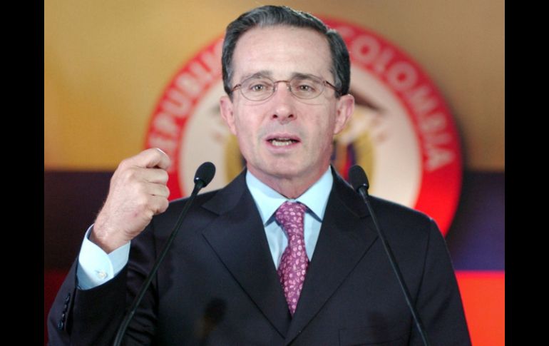 El ex presidente Uribe opina que Calderón es un ''héroe'' por combatir el narco; espera que EPN continúe con esta lucha. ARCHIVO  /