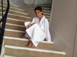 La cantante posa en las míticas escaleras de la tienda Chanel. @victoriabeckham  /