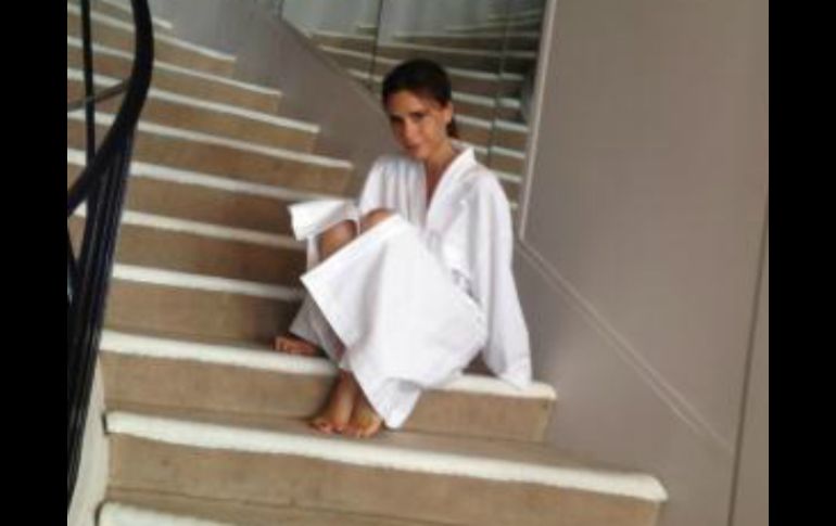 La cantante posa en las míticas escaleras de la tienda Chanel. @victoriabeckham  /