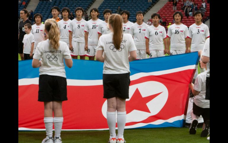 Tras el enojo inicial de las norcoreanas, se volvieron a mostrar las alineaciones de ambos equipos con la bandera correcta. AFP  /