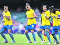 Con Ritmo. La super estrella brasileña, la atacante Marta (10), festeja su primer gol con sus compañeras Maurine (6) y Cristiane. AFP  /