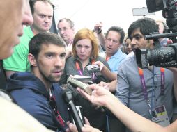 Acapara cámaras y micrófonos. Michael Phelps fue asediado ayer por los medios de comunicación internacionales que cubren los JO. AP  /