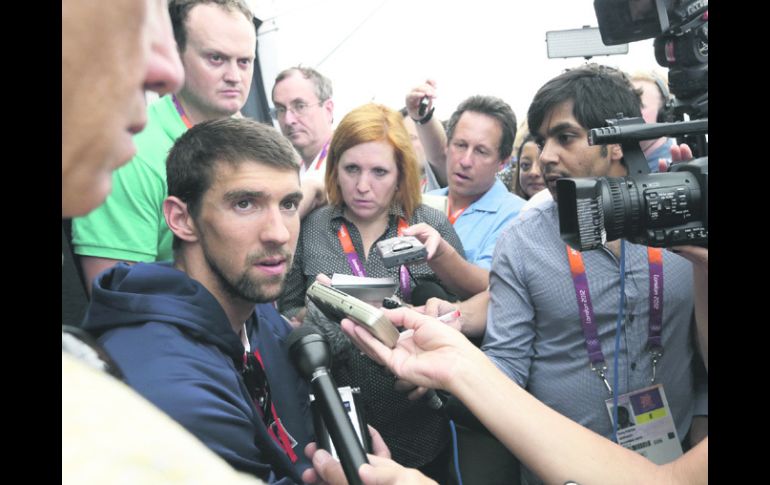 Acapara cámaras y micrófonos. Michael Phelps fue asediado ayer por los medios de comunicación internacionales que cubren los JO. AP  /