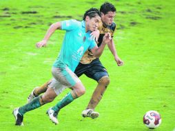 Cancha mojada. El terreno de juego en el Estadio Centenario lució en malas condiciones debido a la lluvia. ESPECIAL  /