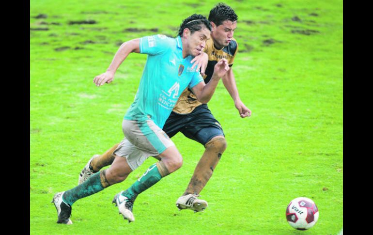 Cancha mojada. El terreno de juego en el Estadio Centenario lució en malas condiciones debido a la lluvia. ESPECIAL  /