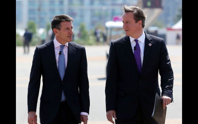 David Cameron (d) visitó el Parque Olímpico acompañado de Sebastian Coe (i), presidente del Comité Organizador de los Juegos. AP  /